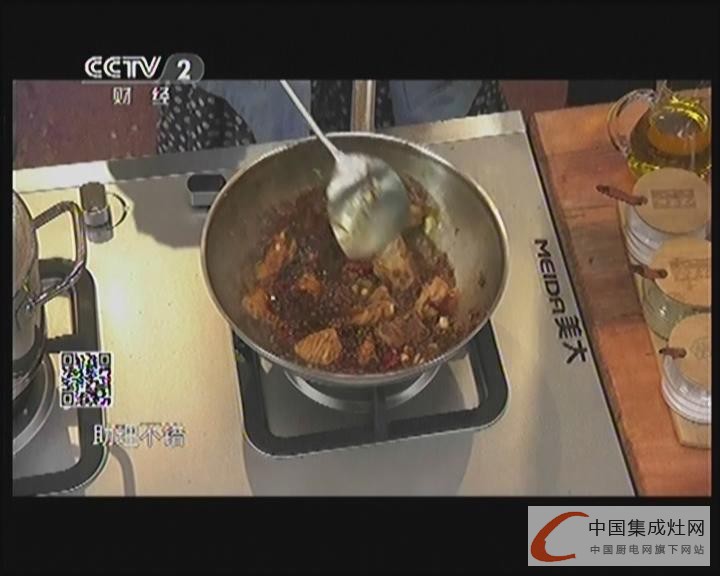 小丫陪你《回家吃飯》，美大集成灶助力健康廚房