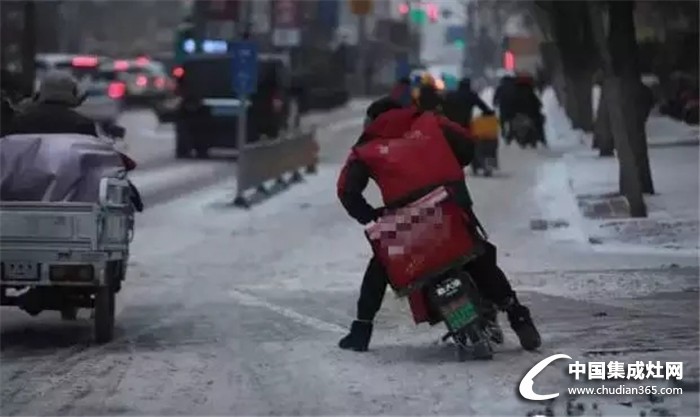 優(yōu)格：酷暑暴雨天，你的一份外賣是如何送到的？