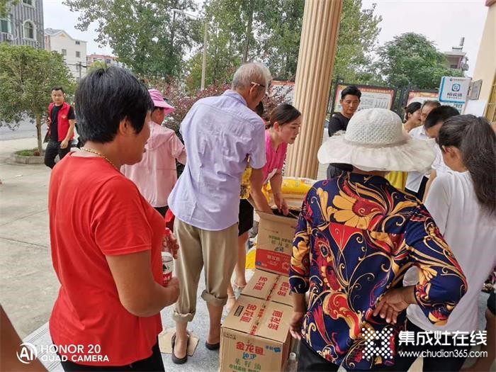 洪水無(wú)情，人間有情！潮邦集成灶鄱陽(yáng)店為油墩街受災(zāi)群眾捐贈(zèng)物資